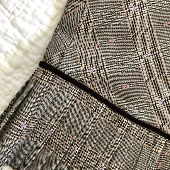 Blouse and Skirt Set - Picture 4 of 8